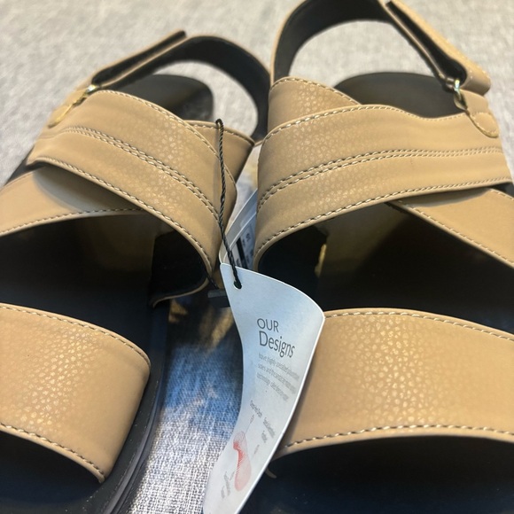 AEROTHOTIC Women's Modern Sandal - Picture 7 of 10